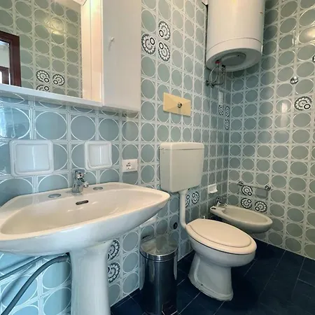 Flat With Balcony 370mt From The Sea شقة